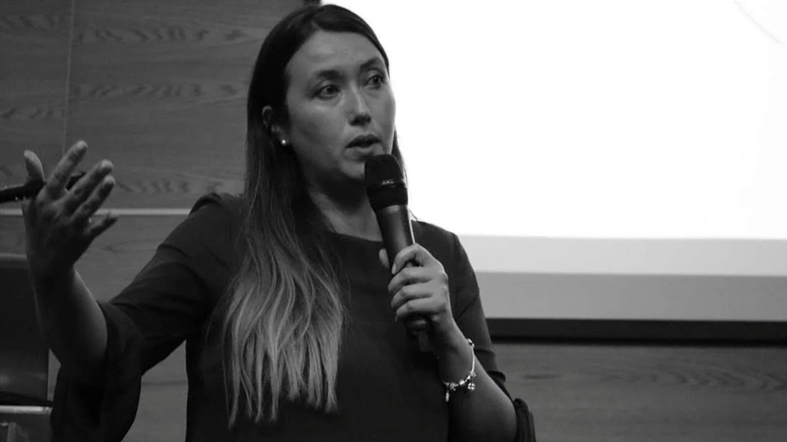María José Galleguillos speaking at a healthcare education event